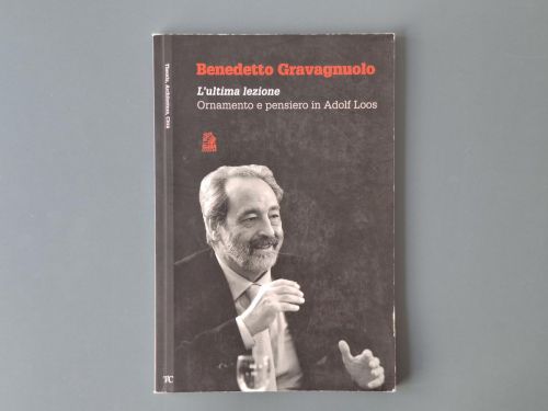 Book cover from Benedetto Gravagnuolo. L'ultima lezione. Ornamento e pensiero in Adolf Loos
