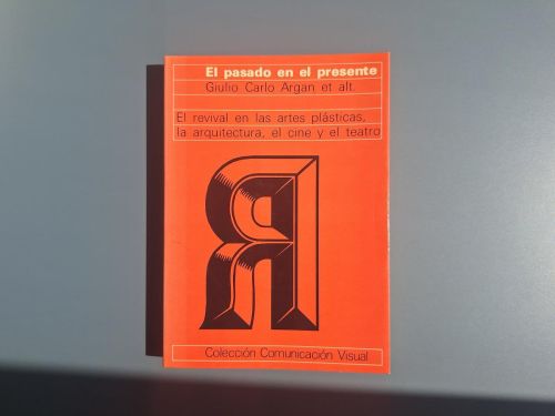 Book cover from El pasado en el presente. El revival en las artes plásticas, la arquitectura, el cine y el teatro