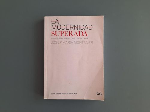 Book cover from La modernidad superada: Ensayos sobre arquitectura contemporánea